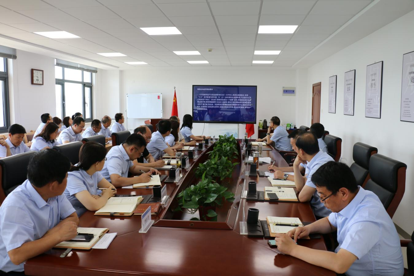 米兰(中国)召开党委理论中心组集体学习研讨会议(图2)