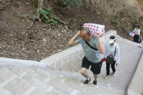 助力文旅市场 展示产投风采——米兰(中国)组织开展员工登山比赛活动(图6)