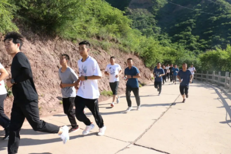 助力文旅市场 展示产投风采——米兰(中国)组织开展员工登山比赛活动(图3)