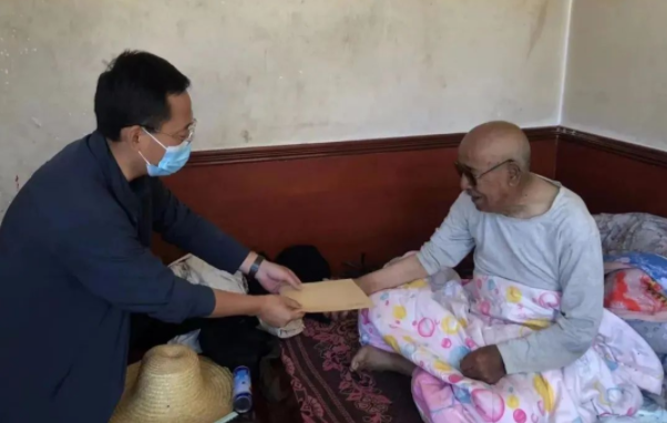 米兰(中国)赴帮扶村对接工作并慰问困难党员(图2)